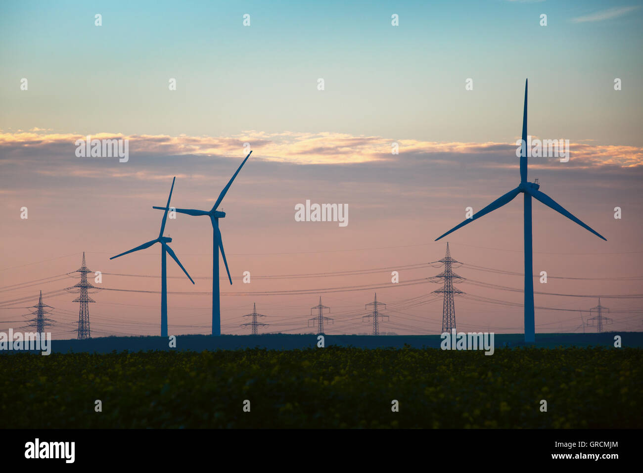 Ferme éolienne, éoliennes et le fil d'alimentation électrique. Banque D'Images