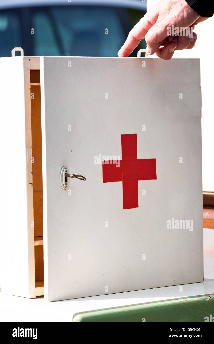 Premiers soins, ouvrez l'armoire à pharmacie, Croix Rouge Photo Stock -  Alamy