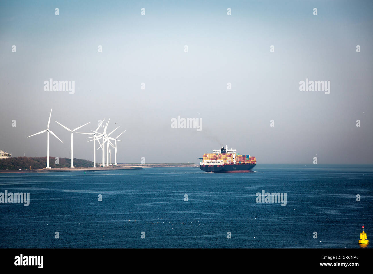 Porte-conteneurs dans l'estuaire de la mer dans la région de Hoek van Holland Banque D'Images