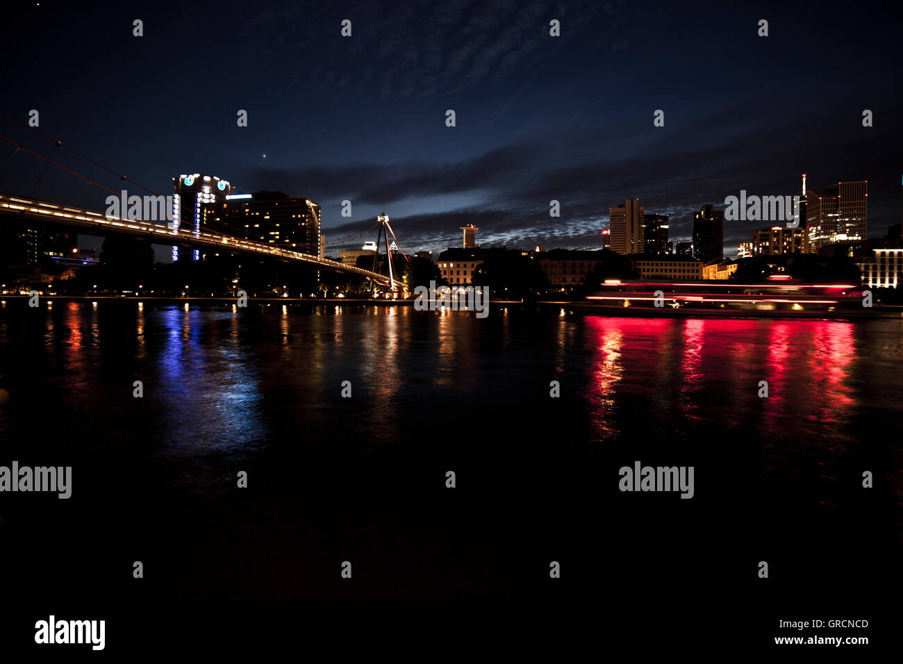 Skyline Frakfurt Mit Holbeinsteg Schiff und bei nacht,Langzeitbelichtung Banque D'Images