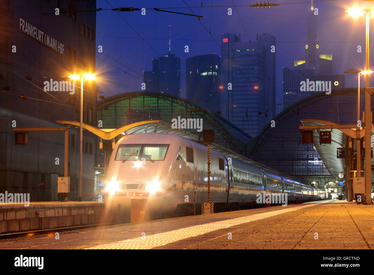 La longue distance de glace la compagnie allemande Deutsche Bahn Db à la gare centrale de Francfort au crépuscule Banque D'Images