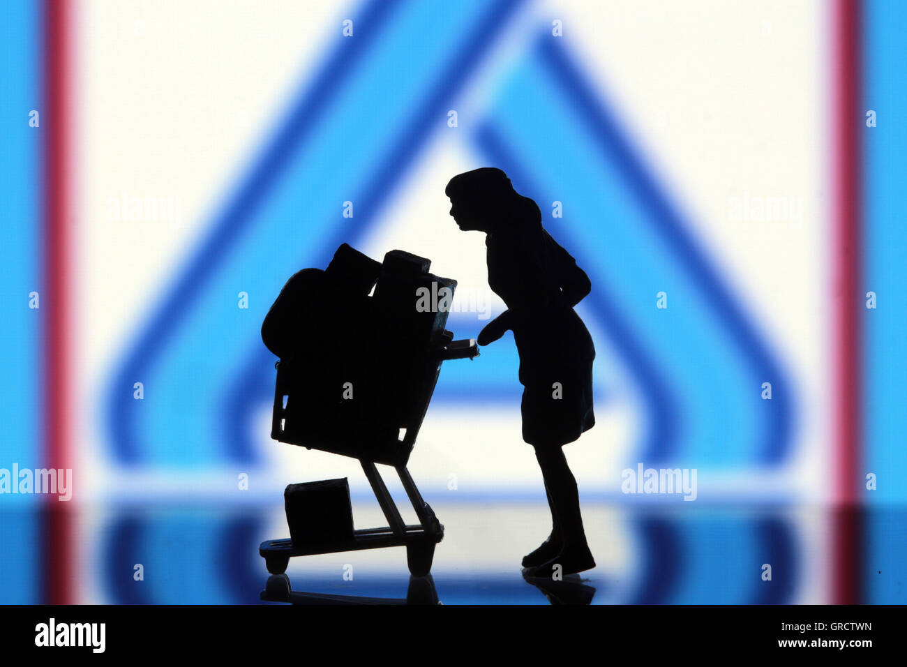 Femme avec un panier et le logo d'Aldi Nord Banque D'Images