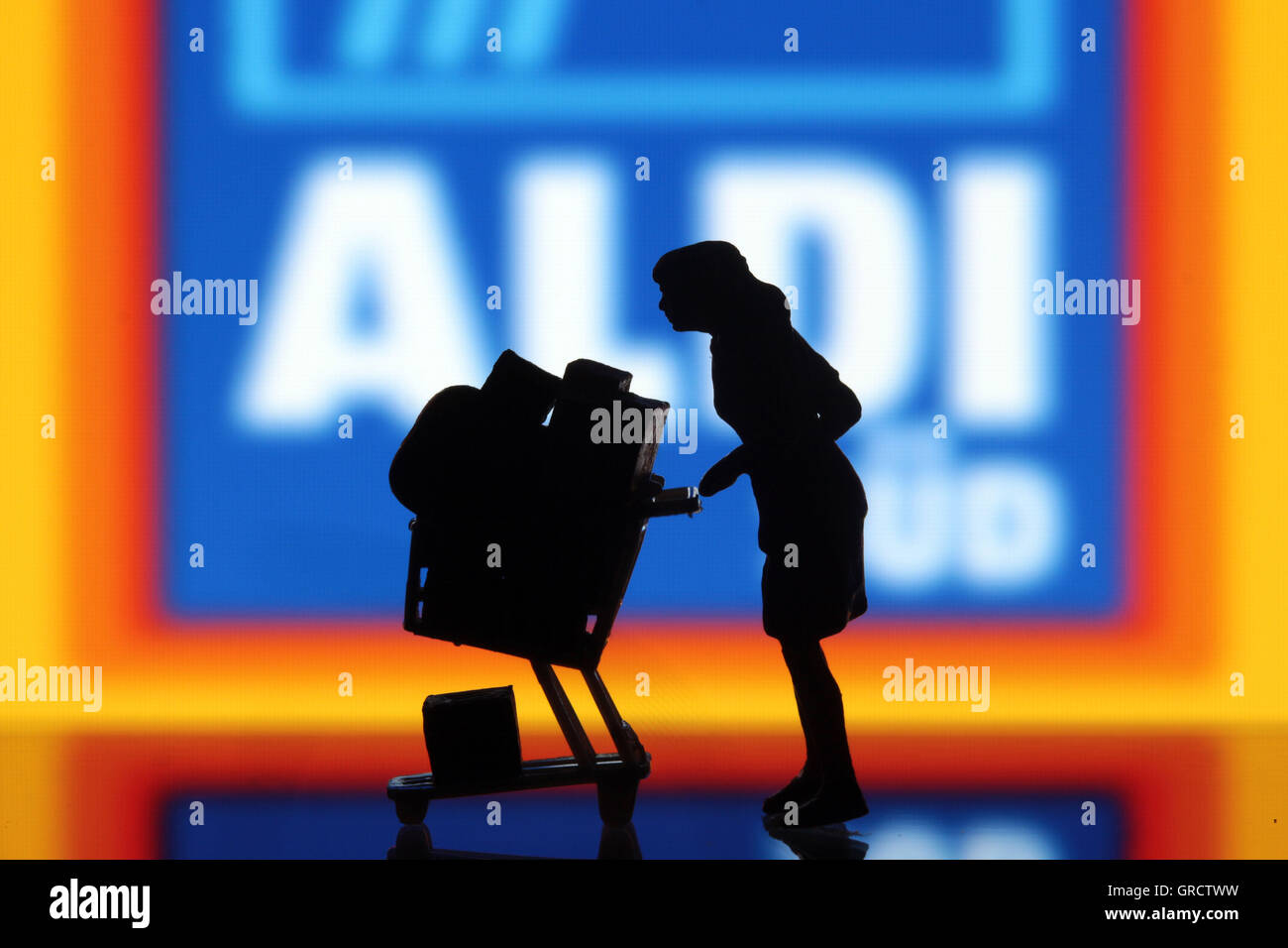 Femme avec un panier et le logo d'Aldi Sud Banque D'Images