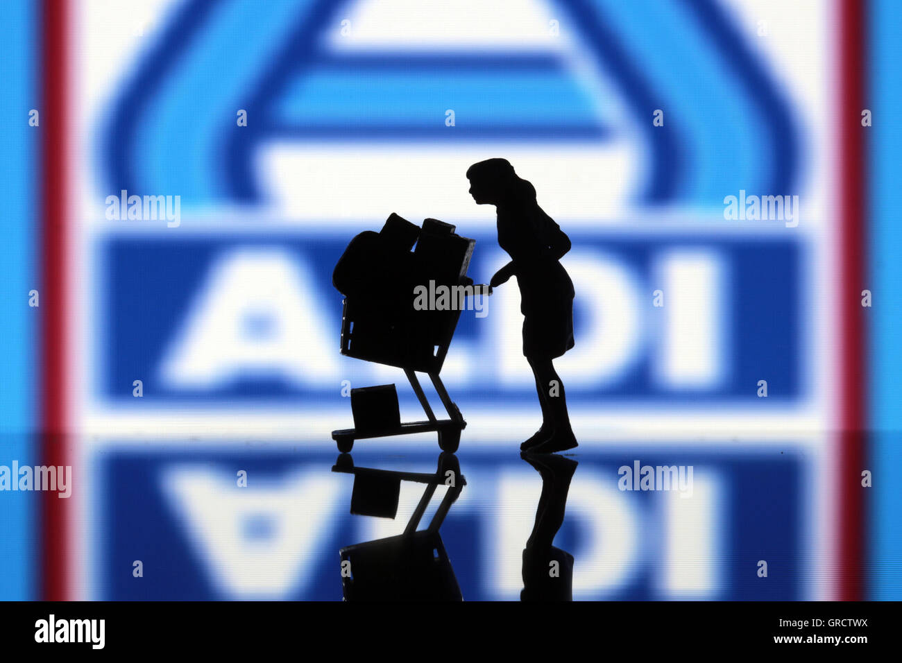 Femme avec un panier et le logo d'Aldi Nord Banque D'Images