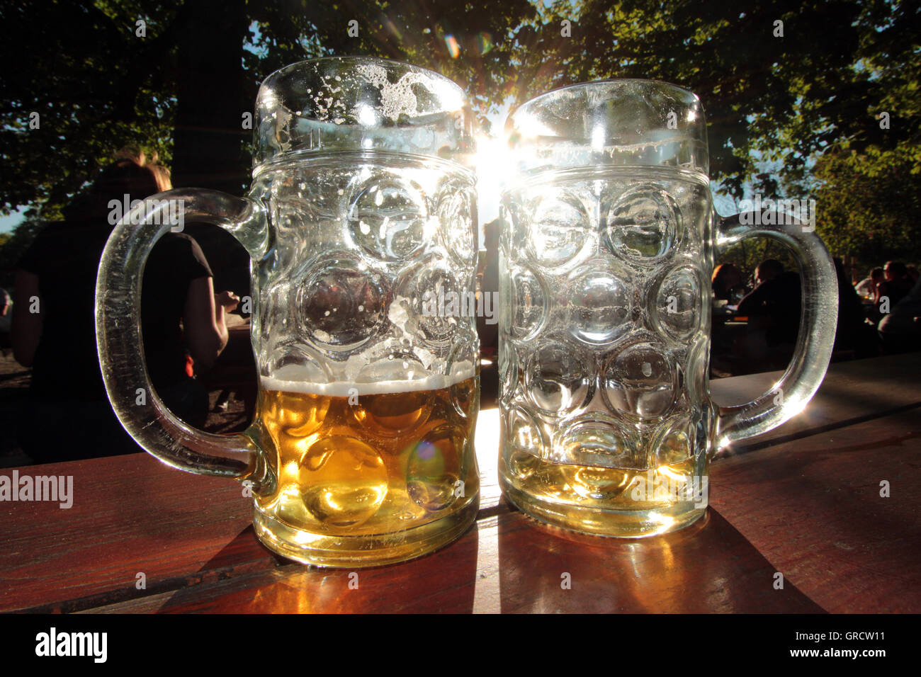 Verres de bière vides dans le soleil de l'après-midi à la Munich Beergarden Hirschgarten Banque D'Images
