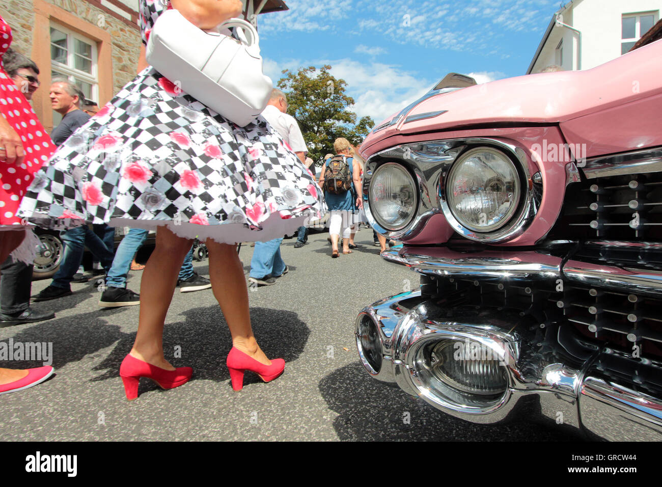 Festival golden oldies à Wettenberg Femme avec jupon passe Pink Cadillac Banque D'Images