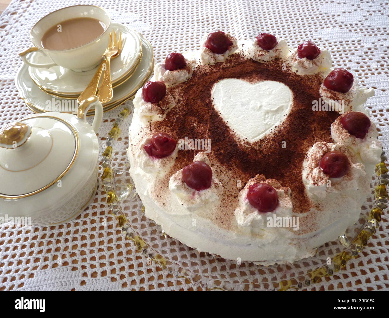 Cherry Pie, crème gâteau sur Table à Thé joliment décorées Banque D'Images