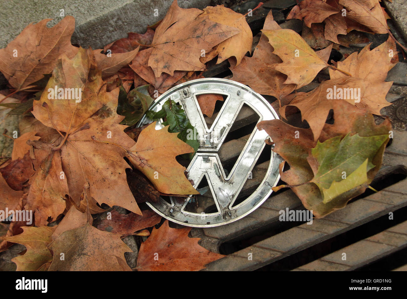 Crise à Vw Volkswagen signer couché dans la poussière Banque D'Images