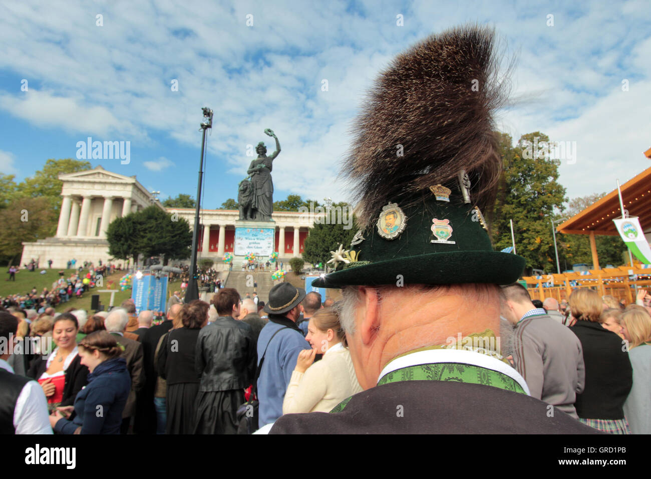 Les bavarois traditionnel avec Hat à Monument Bavaria pendant Oktoberfest Banque D'Images