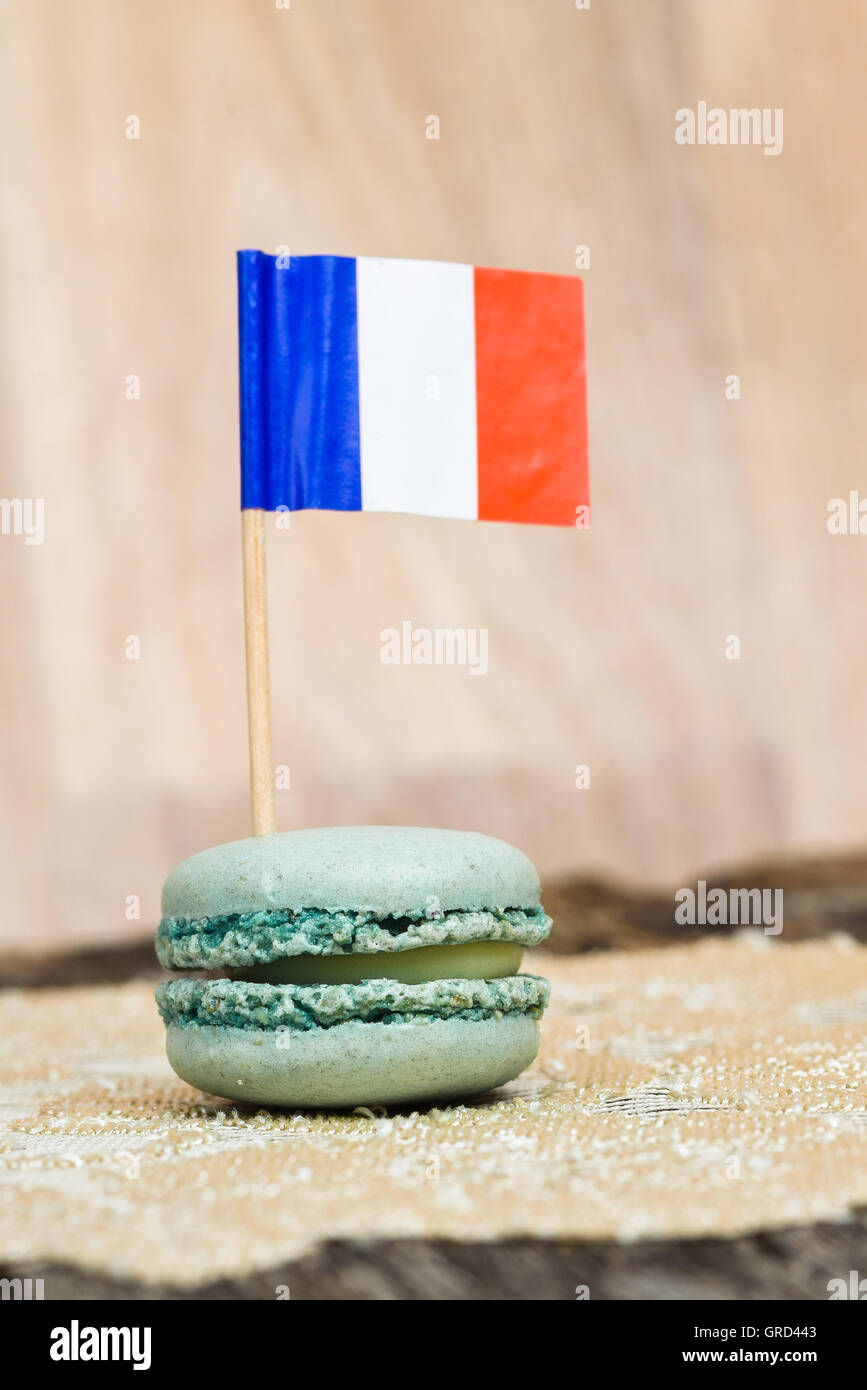 Drapeau français sur le macaron bleu dans cadre rustique Banque D'Images