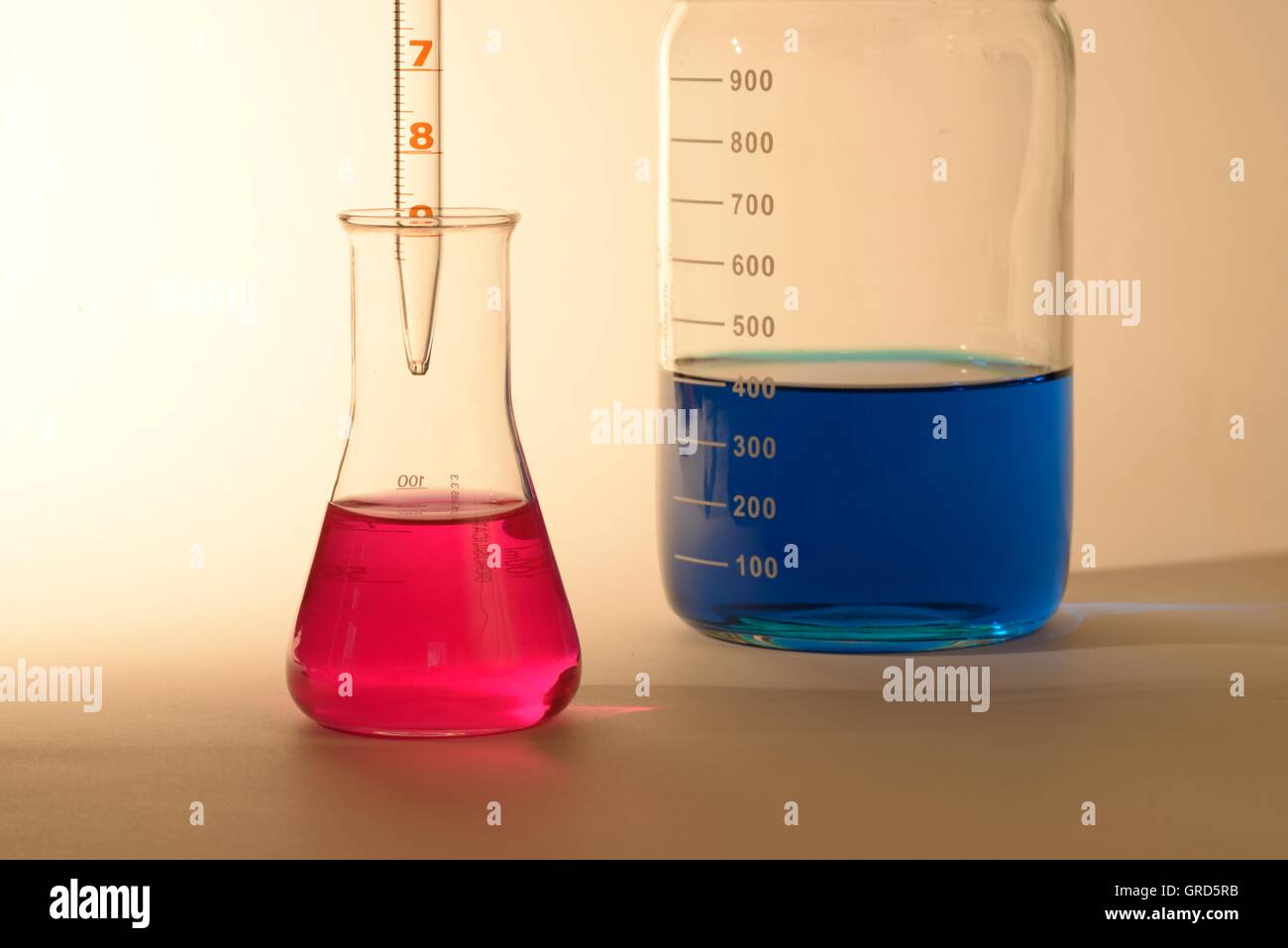 Avec un verre de laboratoire liquides Bleu Rouge Banque D'Images