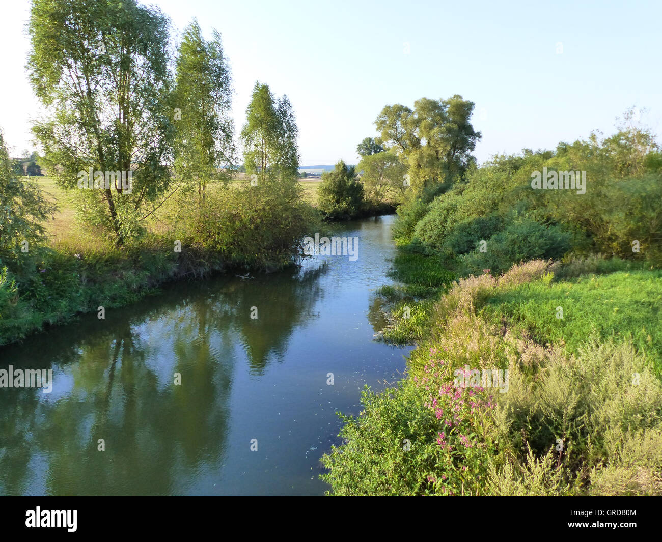 La rivière coule à travers le Itzgrund Itz, Haute-Franconie, sur son chemin à la main Banque D'Images