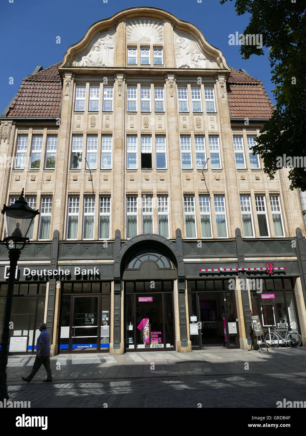 Superbe maison avec des branches de la Deutsche Bank et Telekom dans la zone piétonne de guanaco, Bavière Banque D'Images