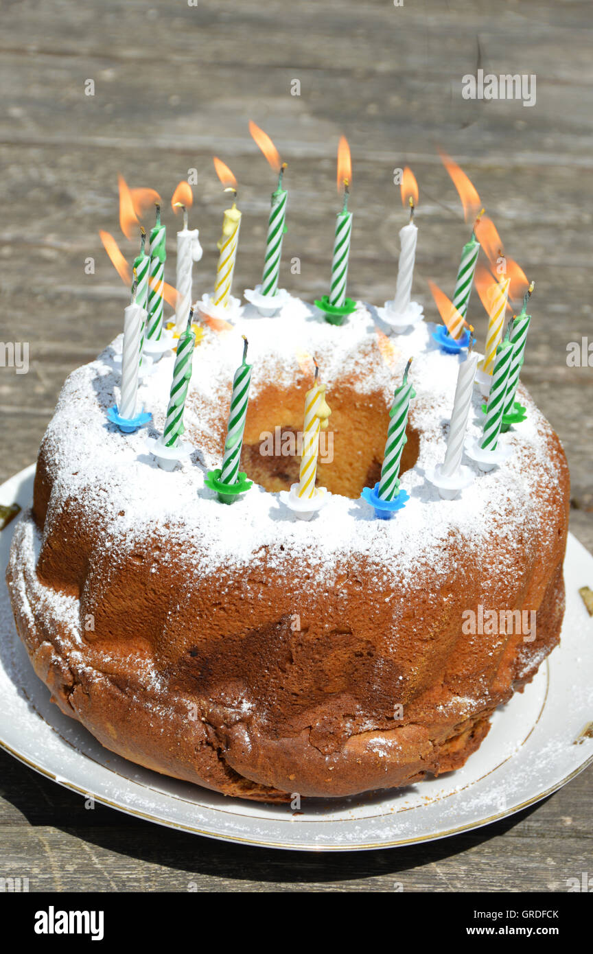 Gâteau d'anniversaire avec des bougies allumées, le 17e anniversaire Banque D'Images