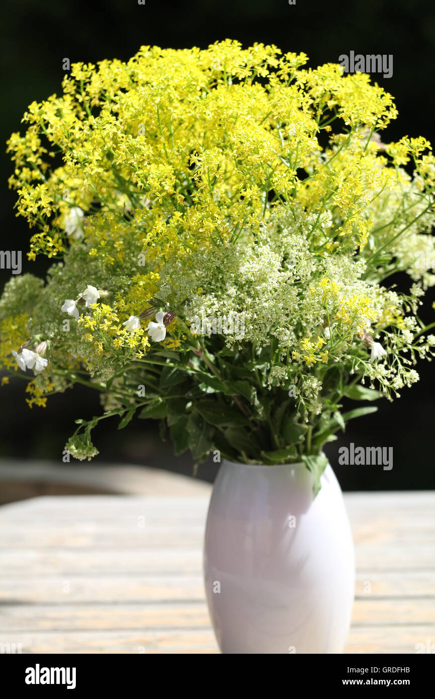 Bouquet de fleurs pour maman s jour sur table en bois en face de fond noir Banque D'Images