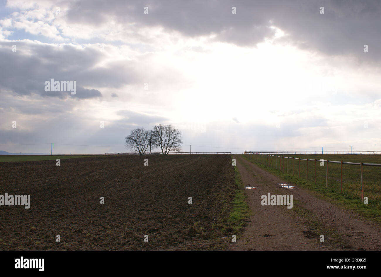 Paysage dans la Hesse rhénane avec collecte de sombres nuages en Février Banque D'Images