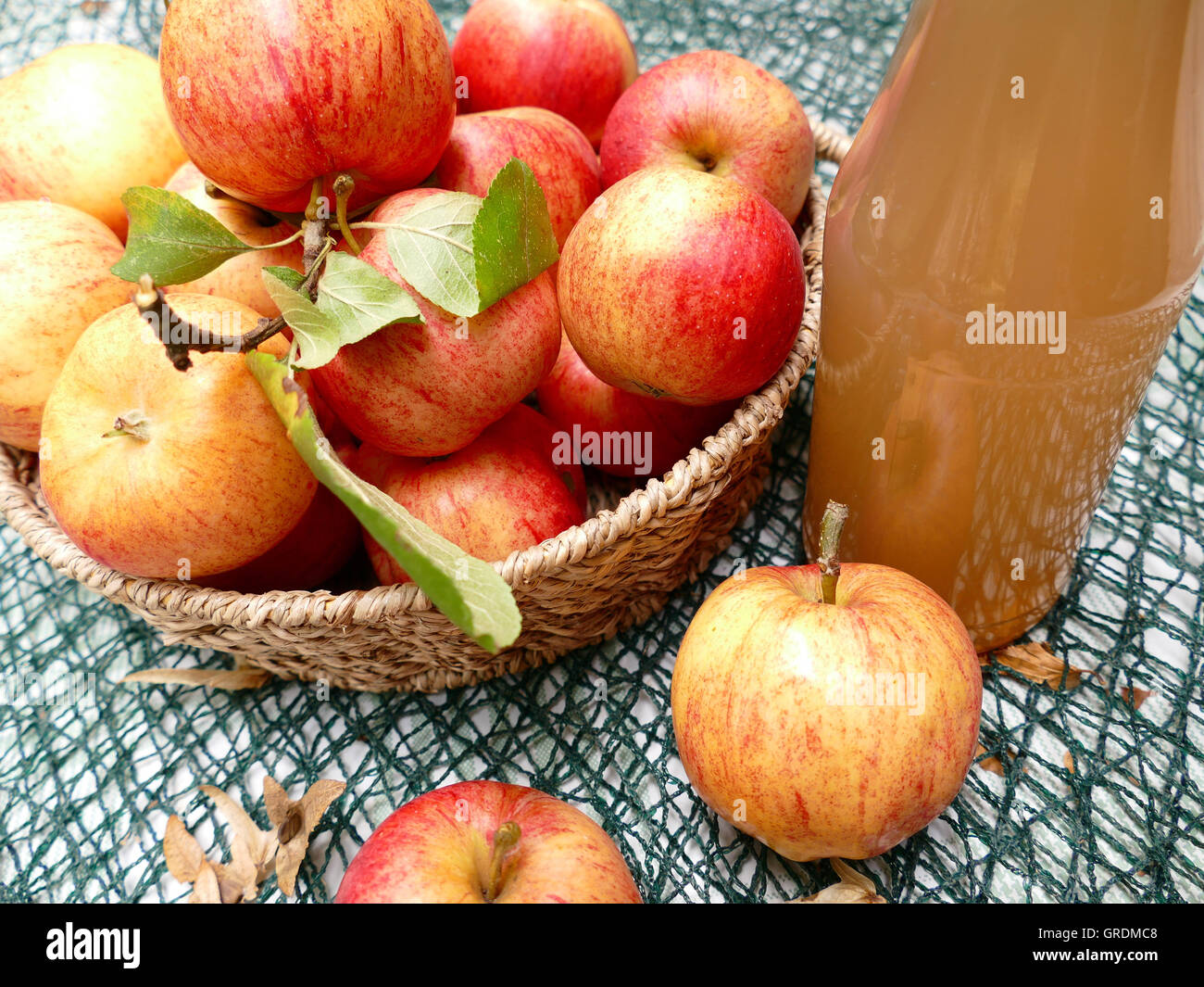 Drinking apple juice Banque de photographies et d'images à haute résolution  - Alamy
