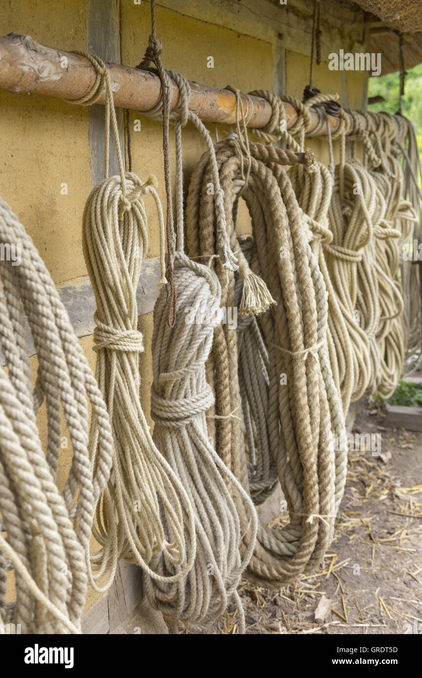 Les différentes cordes suspendu à un poteau en bois Banque D'Images