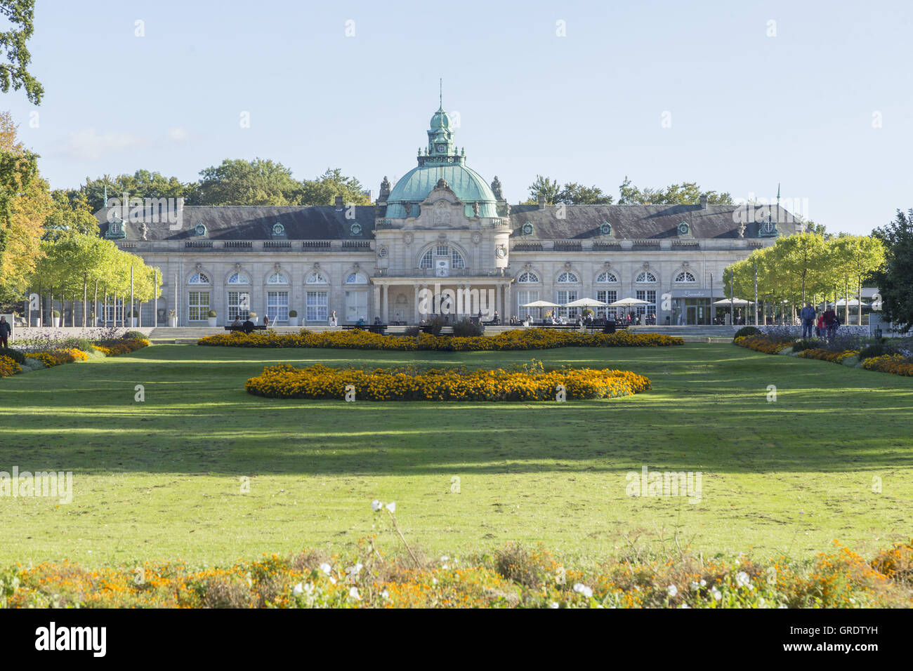 Maison thermale de Bad Oeynhausen avec un grand parc au soleil Banque D'Images