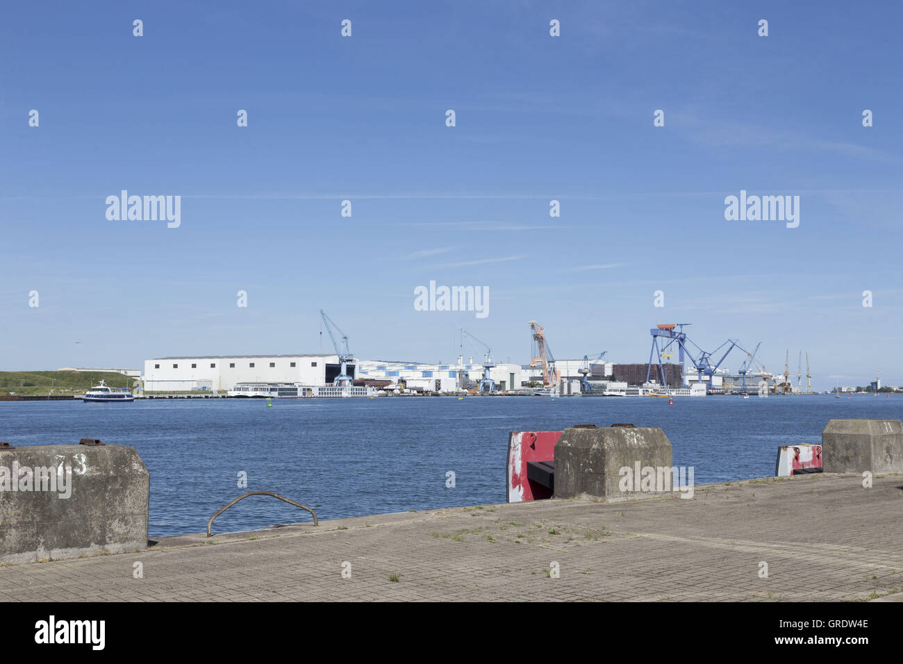 Rostock, Allemagne, le 1 août 2015, les bâtiments du chantier naval dans le port d'Rostock-Warnemunde Banque D'Images