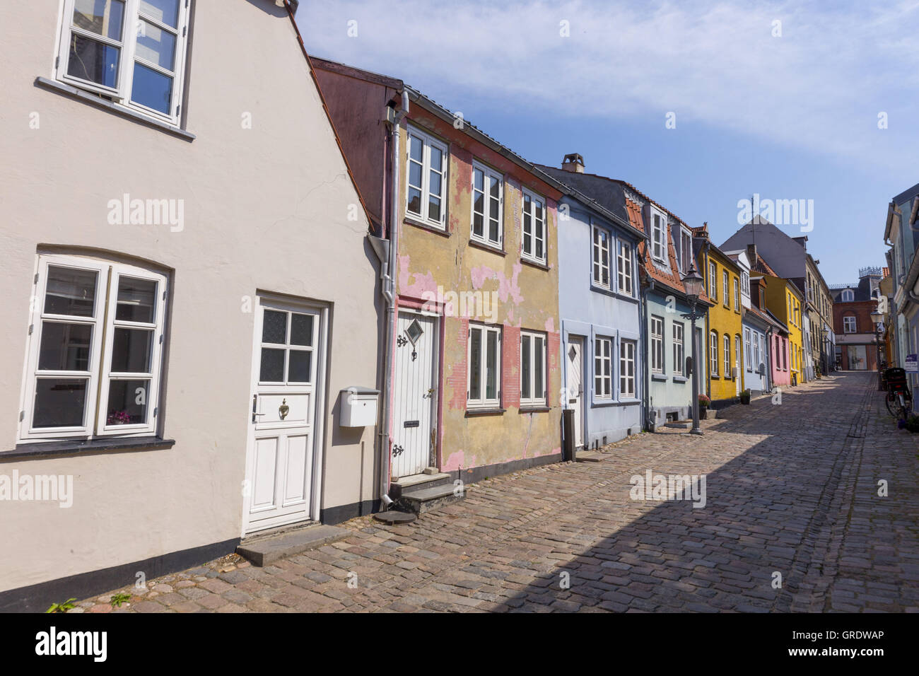 Rangée de maisons colorées dans la ville intérieure de Nykøbing Falster Danemark Banque D'Images