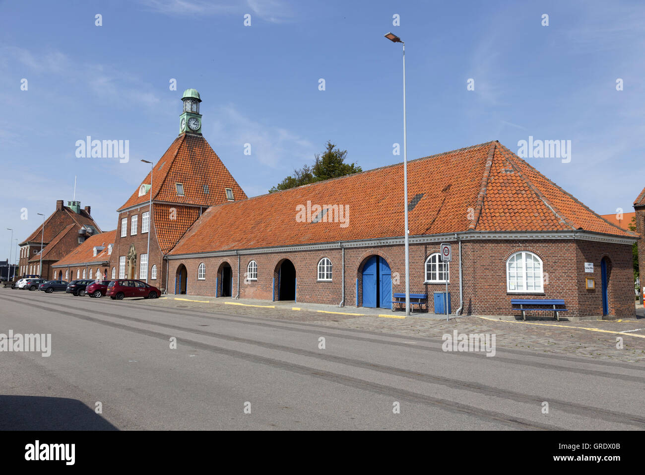 Bâtiment Du Musée avec tour de l'horloge et le Port de Nakskov Danemark Lolland Banque D'Images