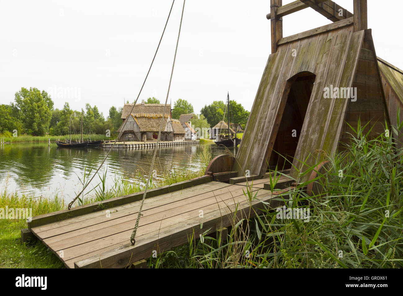 Pont-levis Mobile avec voûte et passerelle en bois à l'intérieur Banque D'Images