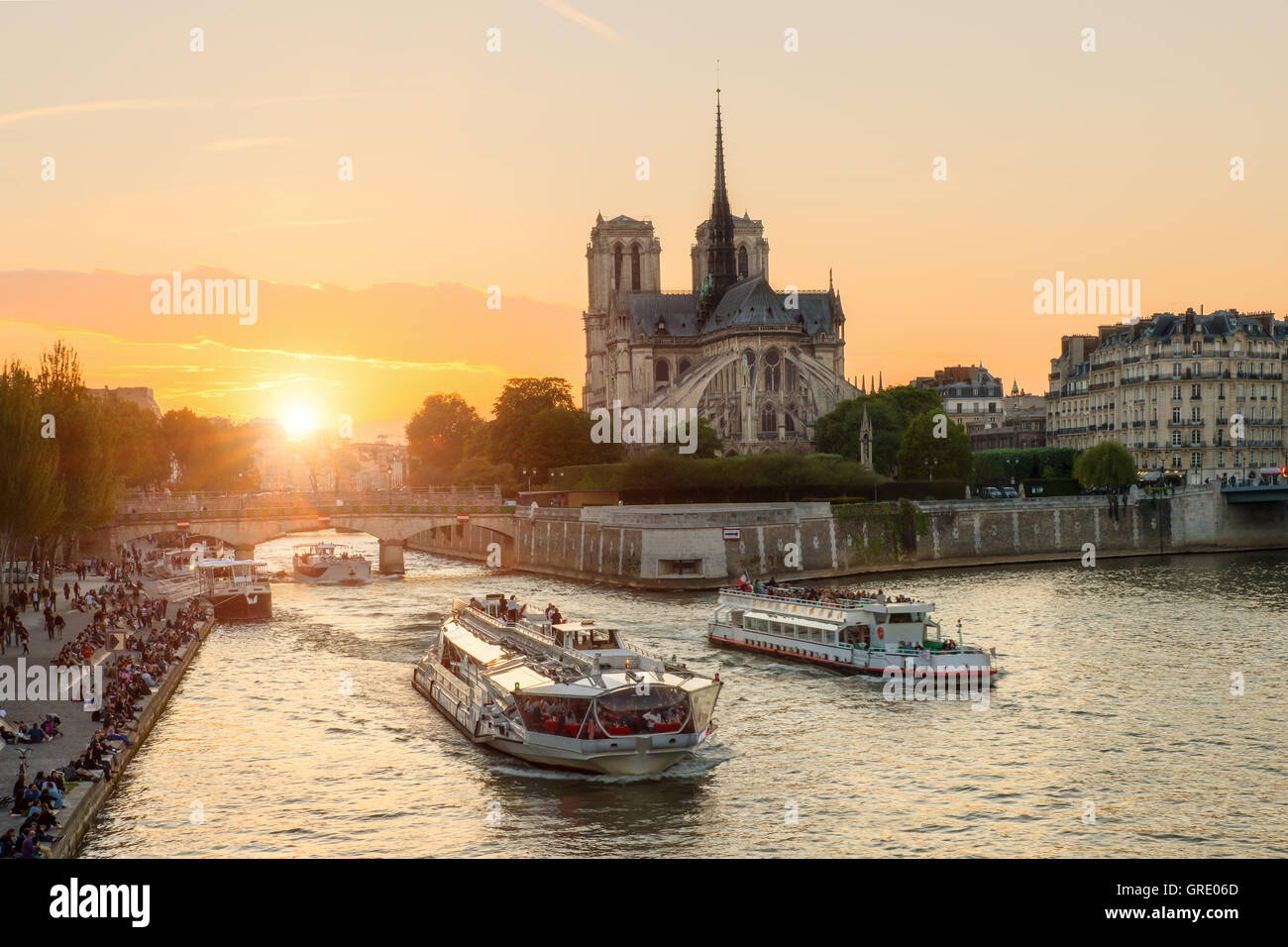 Notre Dame de Paris cathédrale avec bateau de croisière en Seine à Paris, France. Magnifique coucher de soleil à Paris, France Banque D'Images