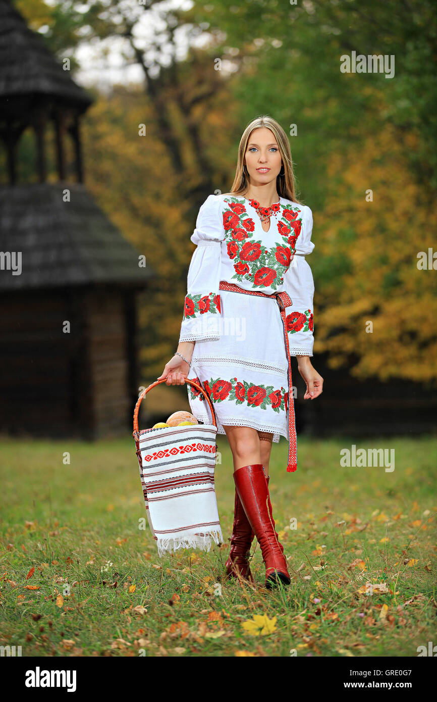 Jeune femme en vêtements de style ukrainien Photo Stock - Alamy