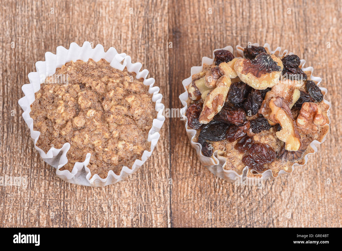 Muffin ordinaire à côté de muffin noix et raisins Banque D'Images