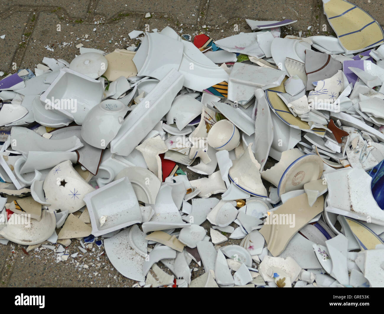 Vaisselle cassée Banque de photographies et d'images à haute résolution -  Alamy