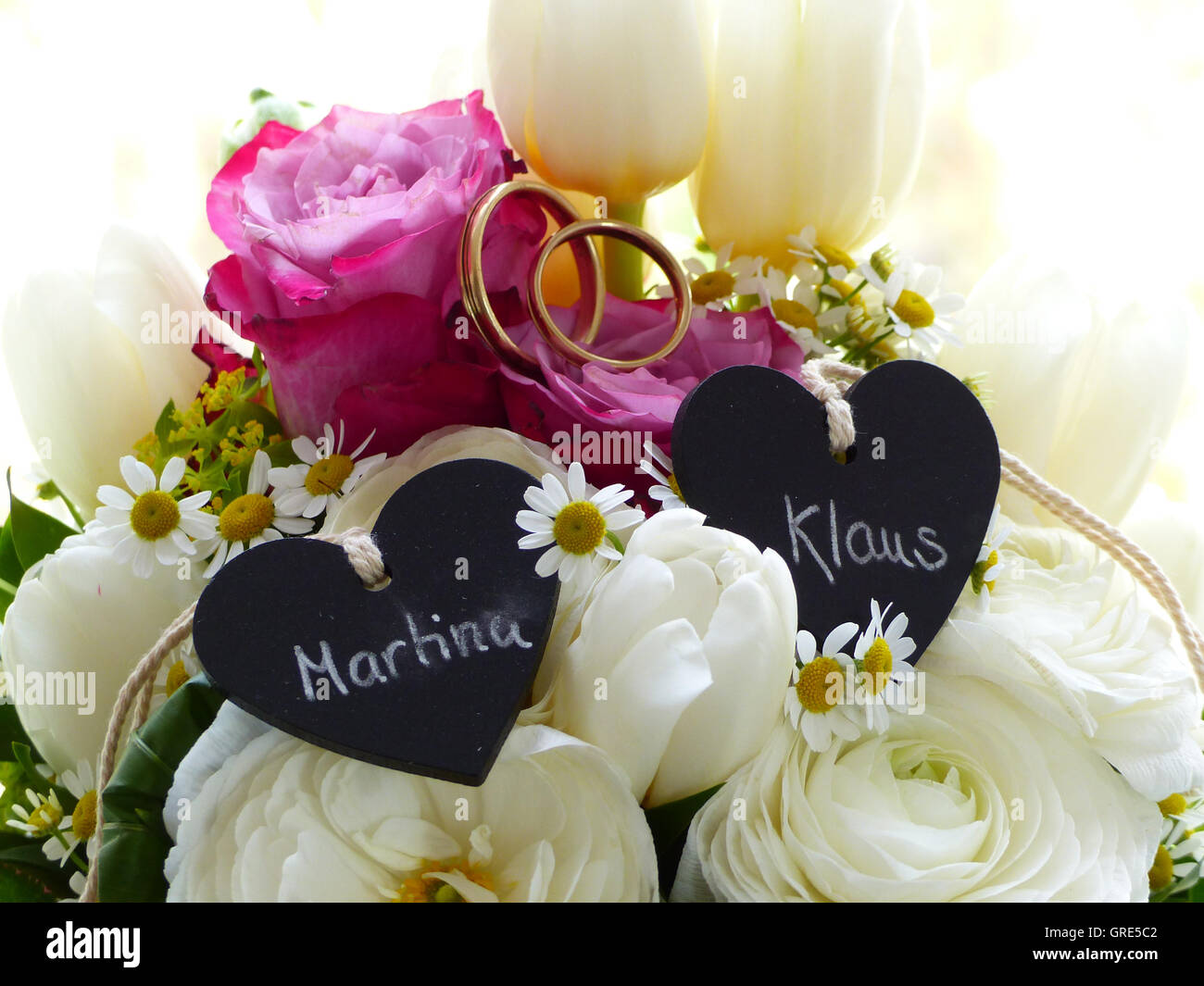 Bouquet de mariée avec les anneaux de mariage, symbole du Mariage Banque D'Images