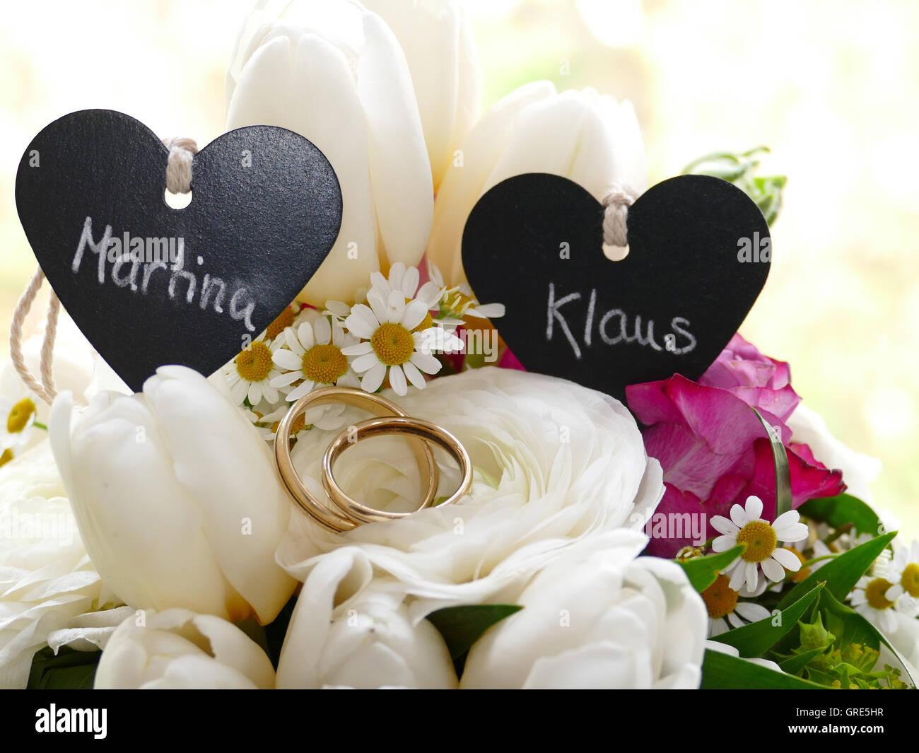 Bouquet de mariée avec les anneaux de mariage, symbole du Mariage Banque D'Images