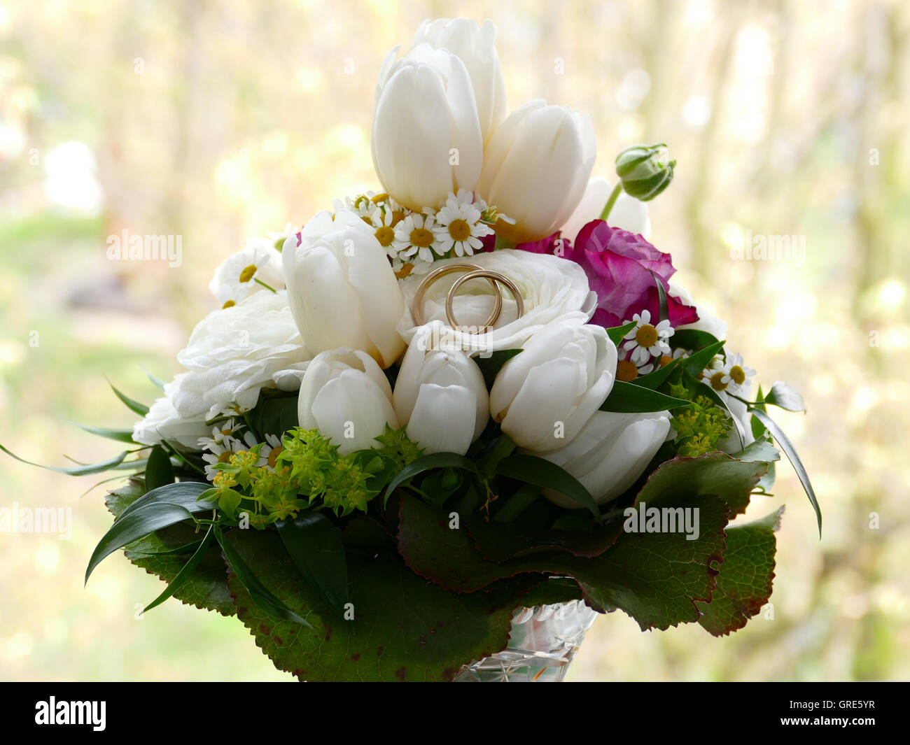 Bouquet de mariée avec les anneaux de mariage, symbole du Mariage Banque D'Images