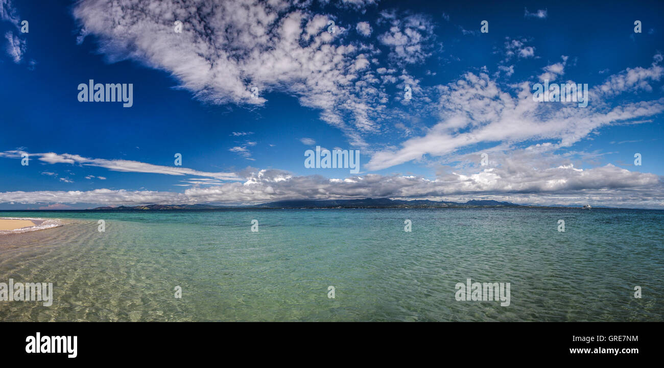 Océan Pacifique sur les îles Fidji sous un ciel nuageux. Banque D'Images