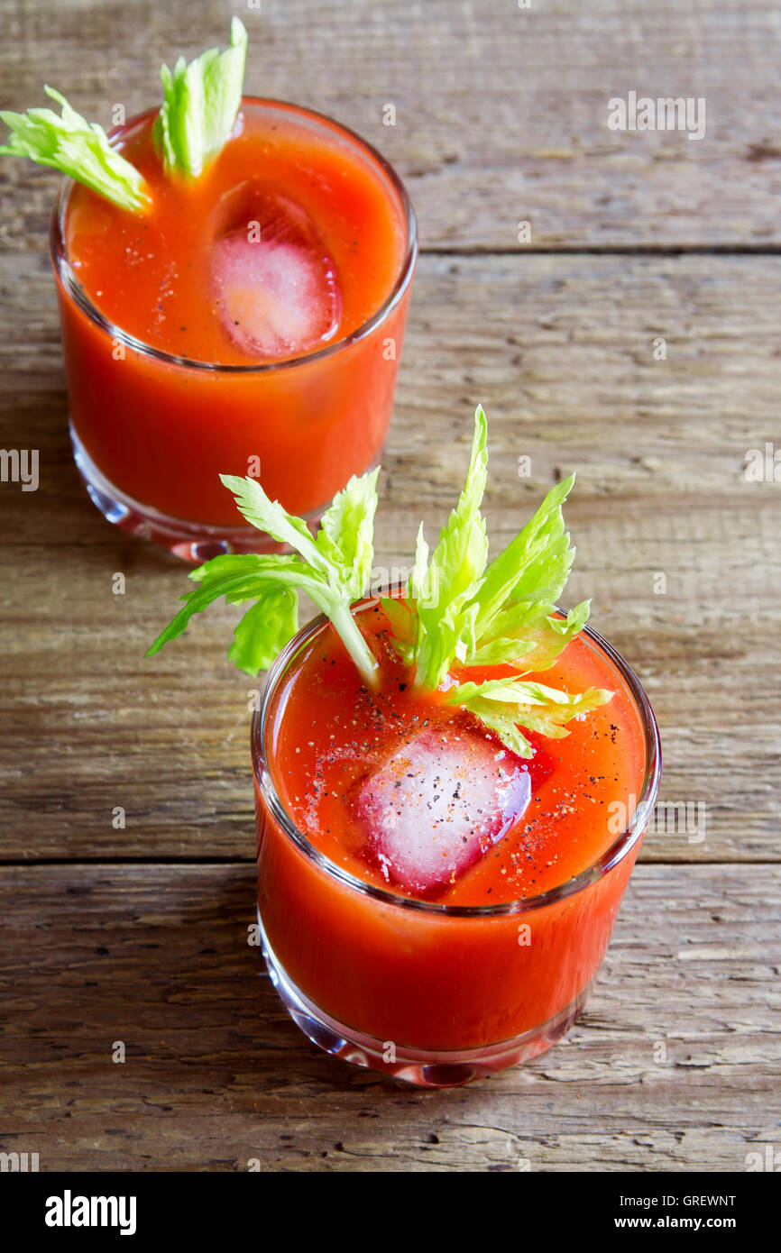 Jus de tomate avec le céleri, les épices, le sel et la glace en partie Cocktail Bloody