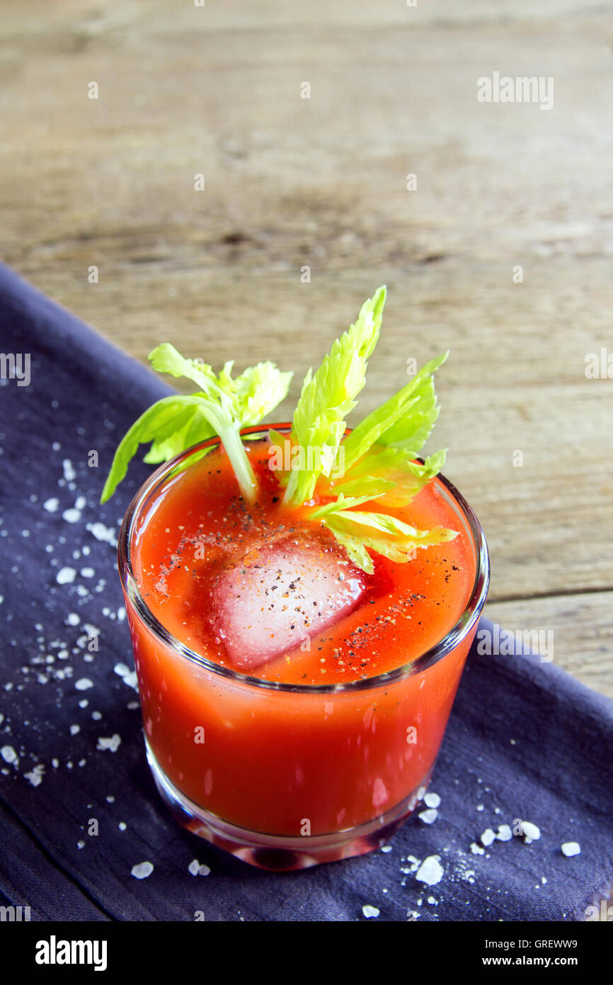 Jus de tomate avec le céleri, les épices, le sel et la glace en partie  lunettes avec copie espace Photo Stock - Alamy