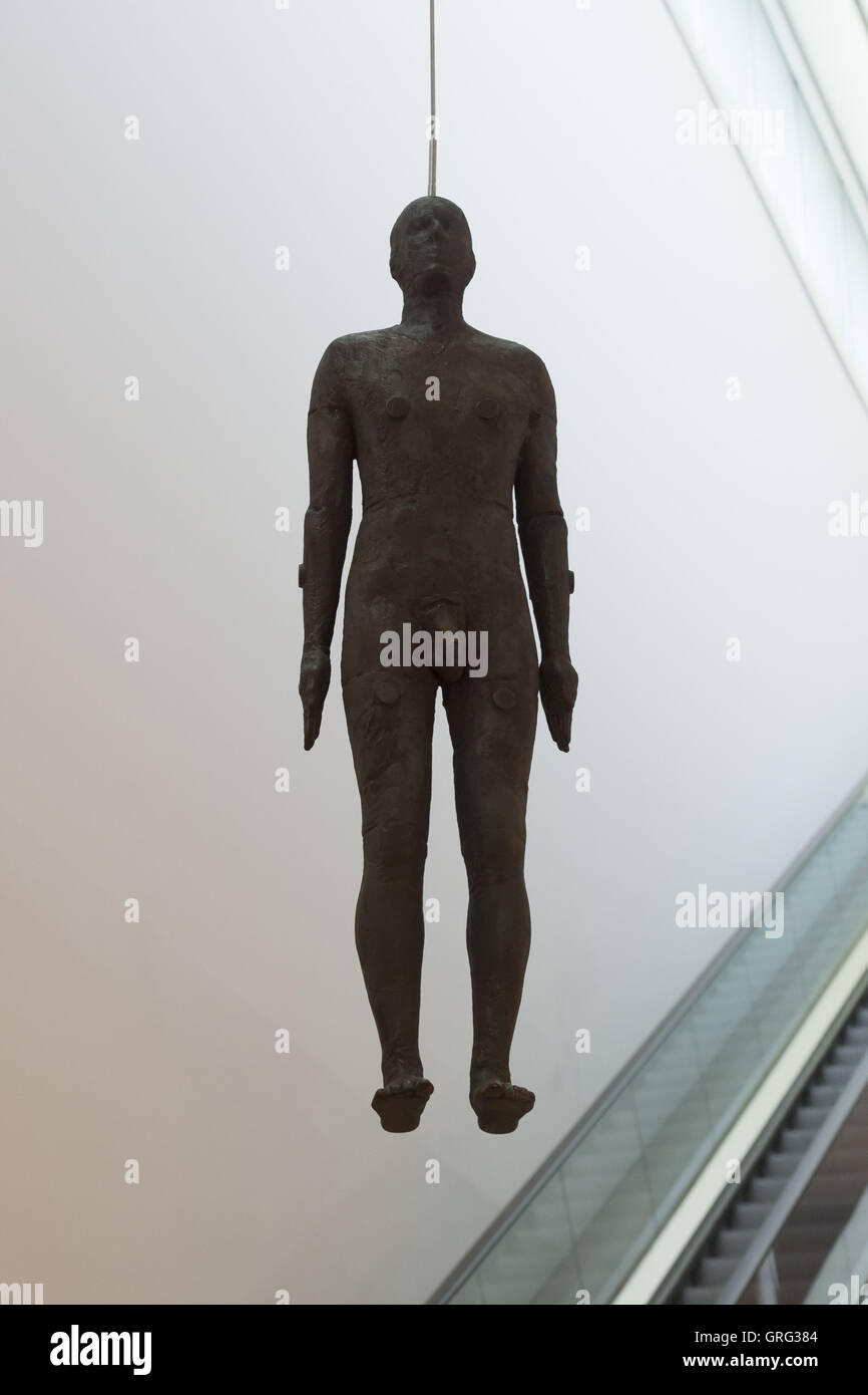 Une sculpture d'Antony Gormley - Objet, 1999 - est suspendu au plafond sur l'aile Ondaatje Hall principal de la National Portrait Gallery, Londres. Banque D'Images