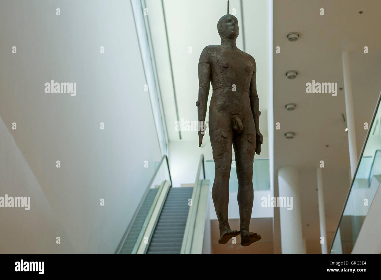Une sculpture d'Antony Gormley - Objet, 1999 - est suspendu au plafond sur l'aile Ondaatje Hall principal de la National Portrait Gallery, Londres. Banque D'Images