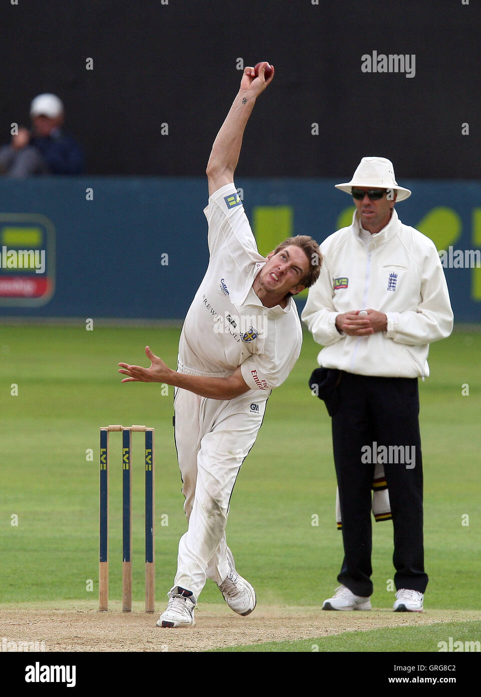 Ben Harmison dans bowling action pour la CCC vs Essex - Durham Durham CCC - LV County Championship Cricket au sol du comté de Ford, Chelmsford - 07/09/10 Banque D'Images