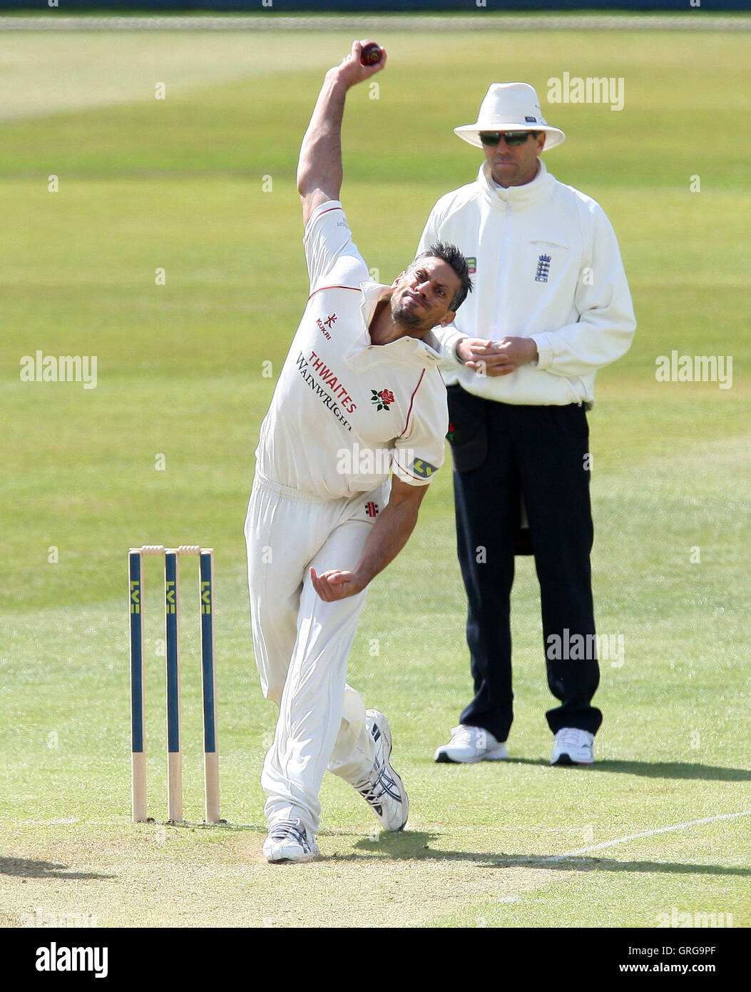 Sajid Mahmood de Lancs dans bowling action - LA CCC vs Essex Lancashire CCC - LV County Championship Division One au sol de cricket du comté de Ford, Chelmsford - 21/04/10 Banque D'Images