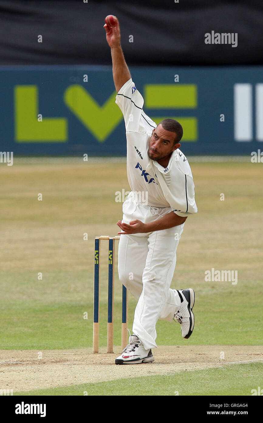 Andre Adams dans bowling action pour Notts - Essex LA CCC vs Nottinghamshire CCC - LV County Championship Cricket au sol du comté de Ford, Chelmsford, Essex - 07/07/10 Banque D'Images