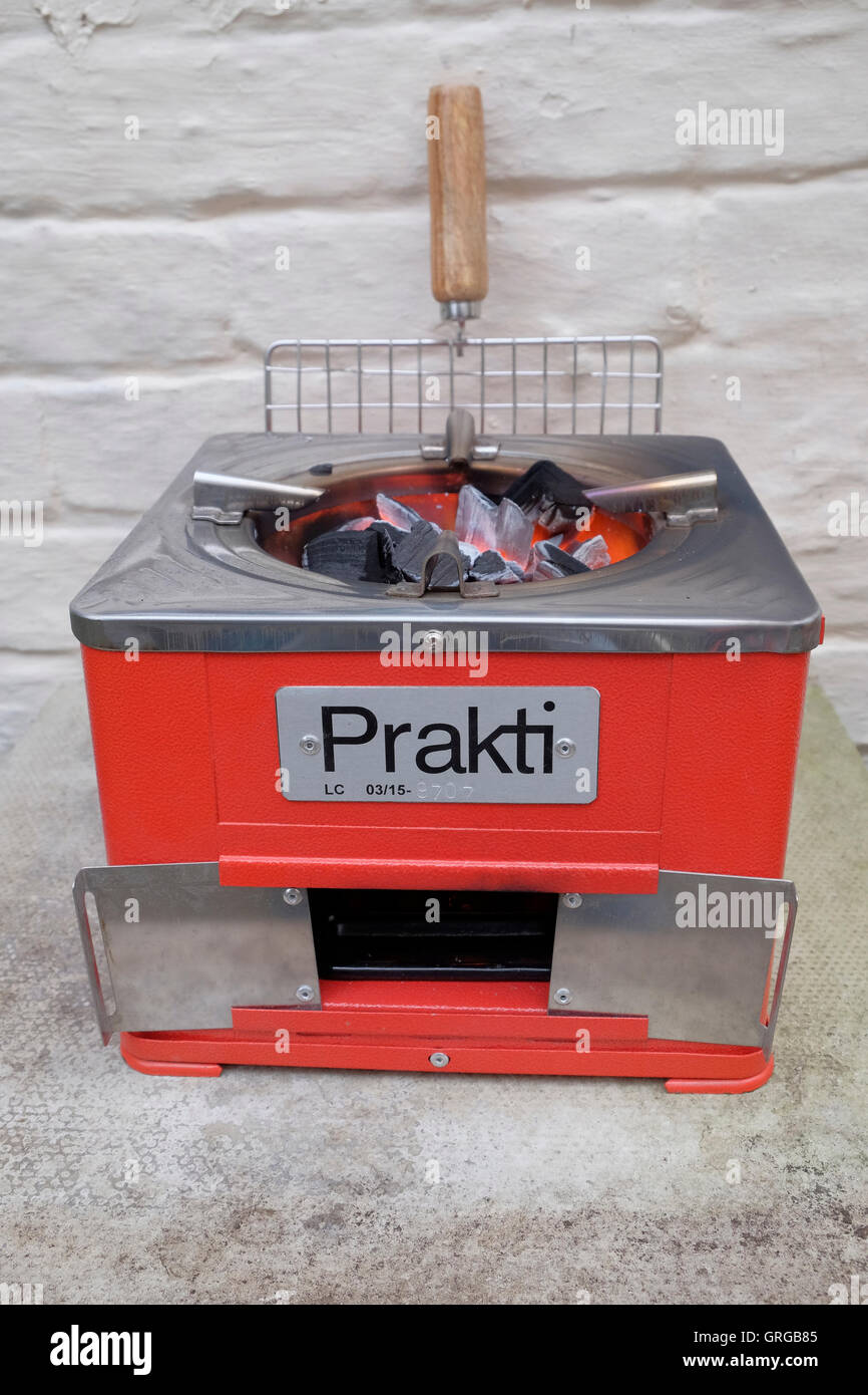 Un poêle à charbon indiennes Prakti, également connu sous le nom de Rocket Stove en raison de ses qualités d'éclairage rapide. Banque D'Images