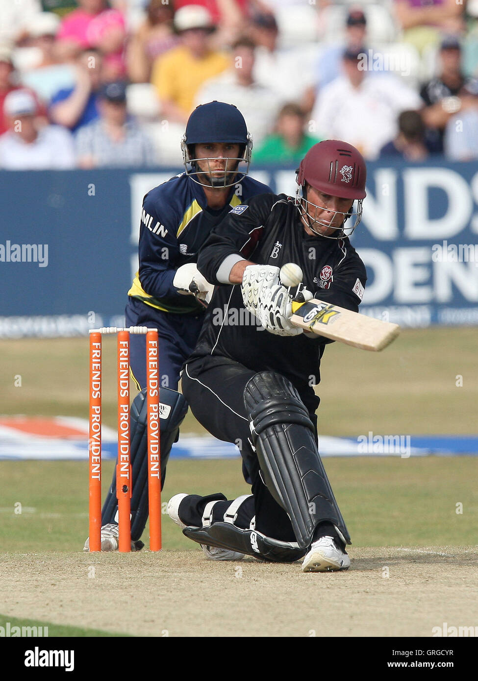 Marcus Trescothick en action au bâton pour Somerset, James Foster jette sur - Essex Eagles vs Somerset Sabres - Friends Provident vingt 20 T20 Cricket au sol du comté de Ford, Chelmsford, Essex - 11/07/10 Banque D'Images