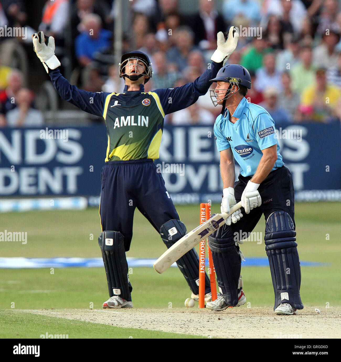 Murray Goodwin de Sussex est joué par David Masters comme James Foster jette sur - Essex Eagles vs Sussex Sharks - Friends Provident T20 cricket au sol du comté de Ford, Chelmsford, Essex - 29/06/10 Banque D'Images