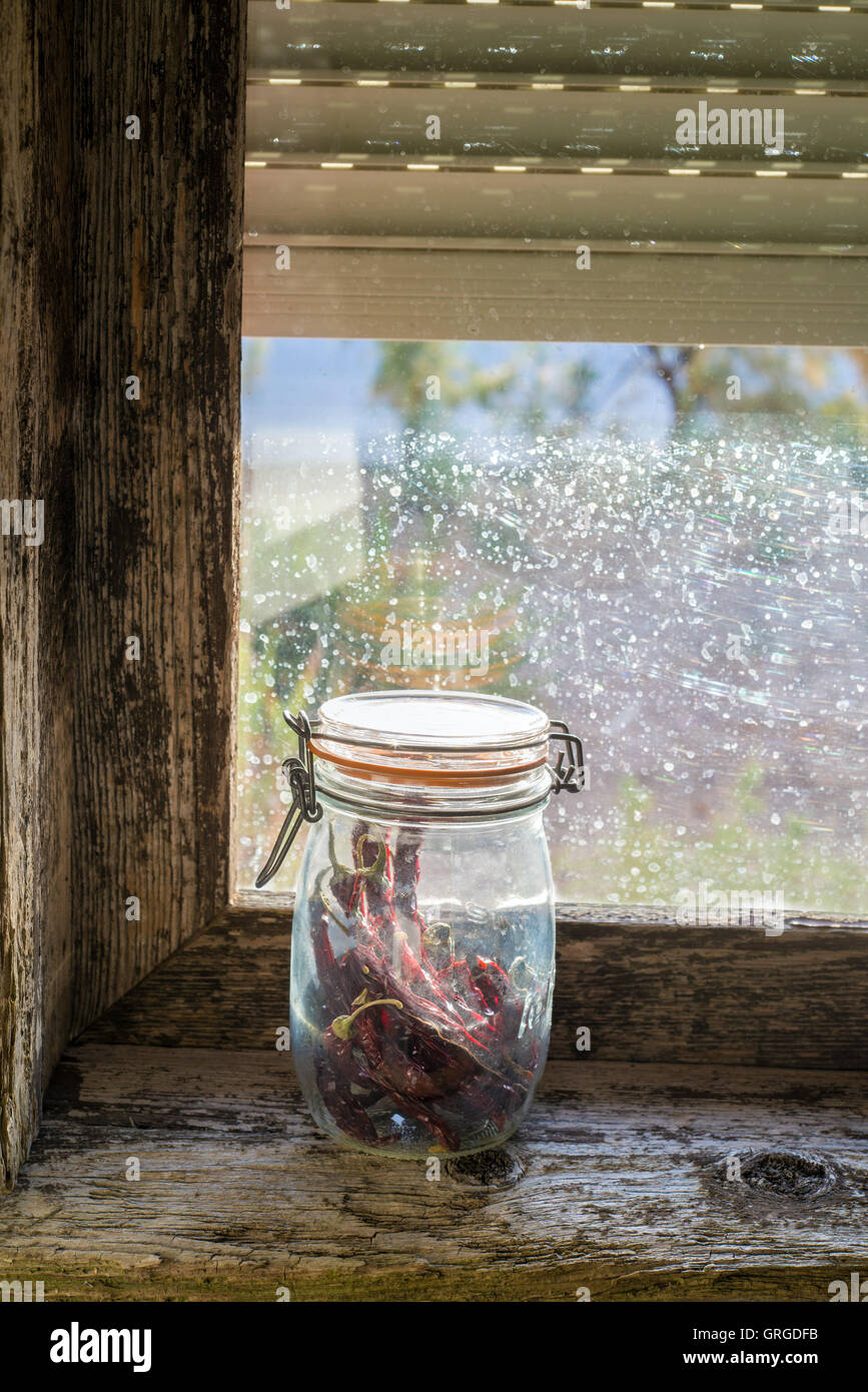 Garde-manger dans le rebord de la fenêtre d'une vieille Banque D'Images