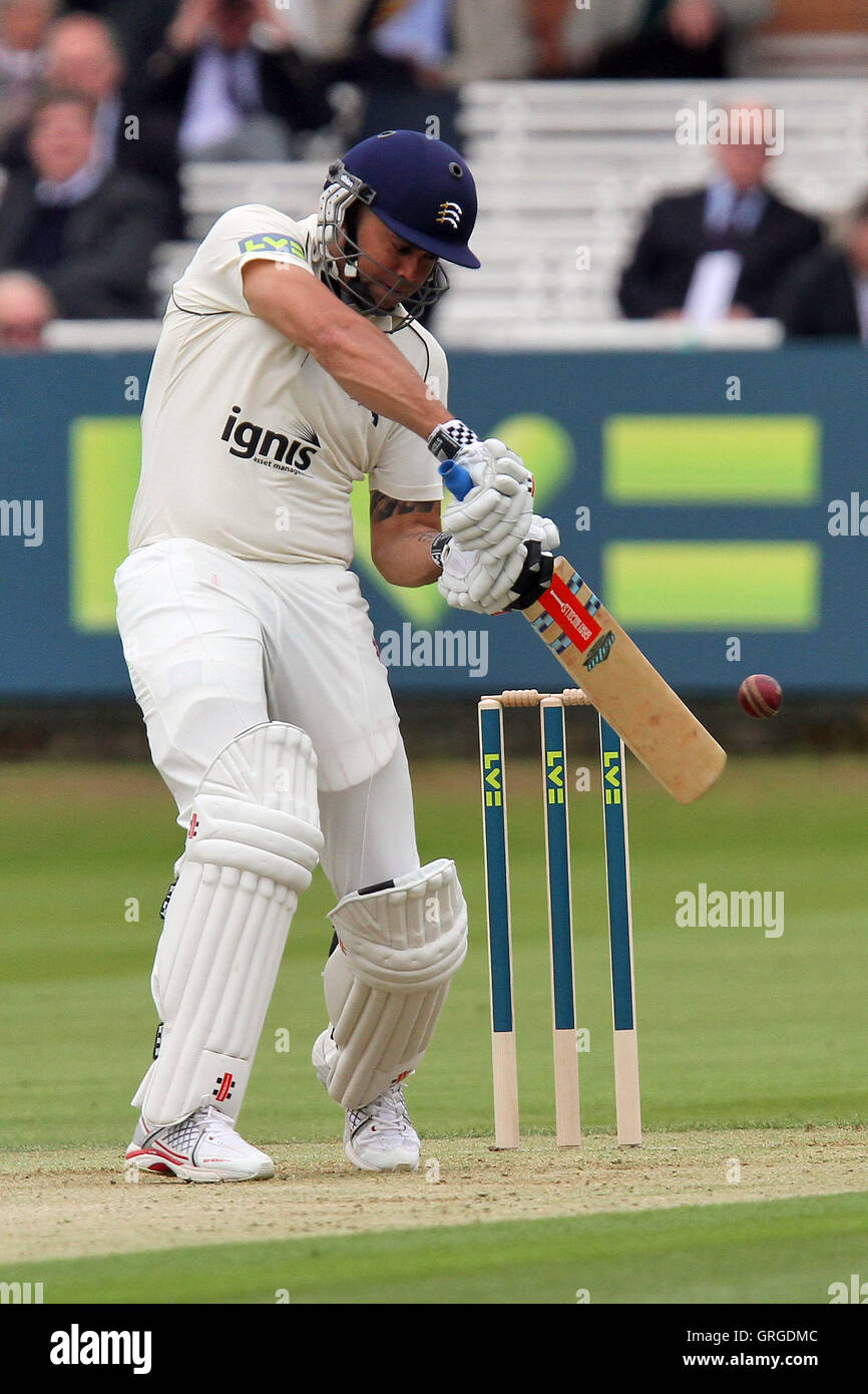 Scott Newman en action au bâton pour Middlesex - Middlesex CCC vs Essex CCC - LV County Championship Division deux seigneurs à la masse - 14/04/11 Banque D'Images