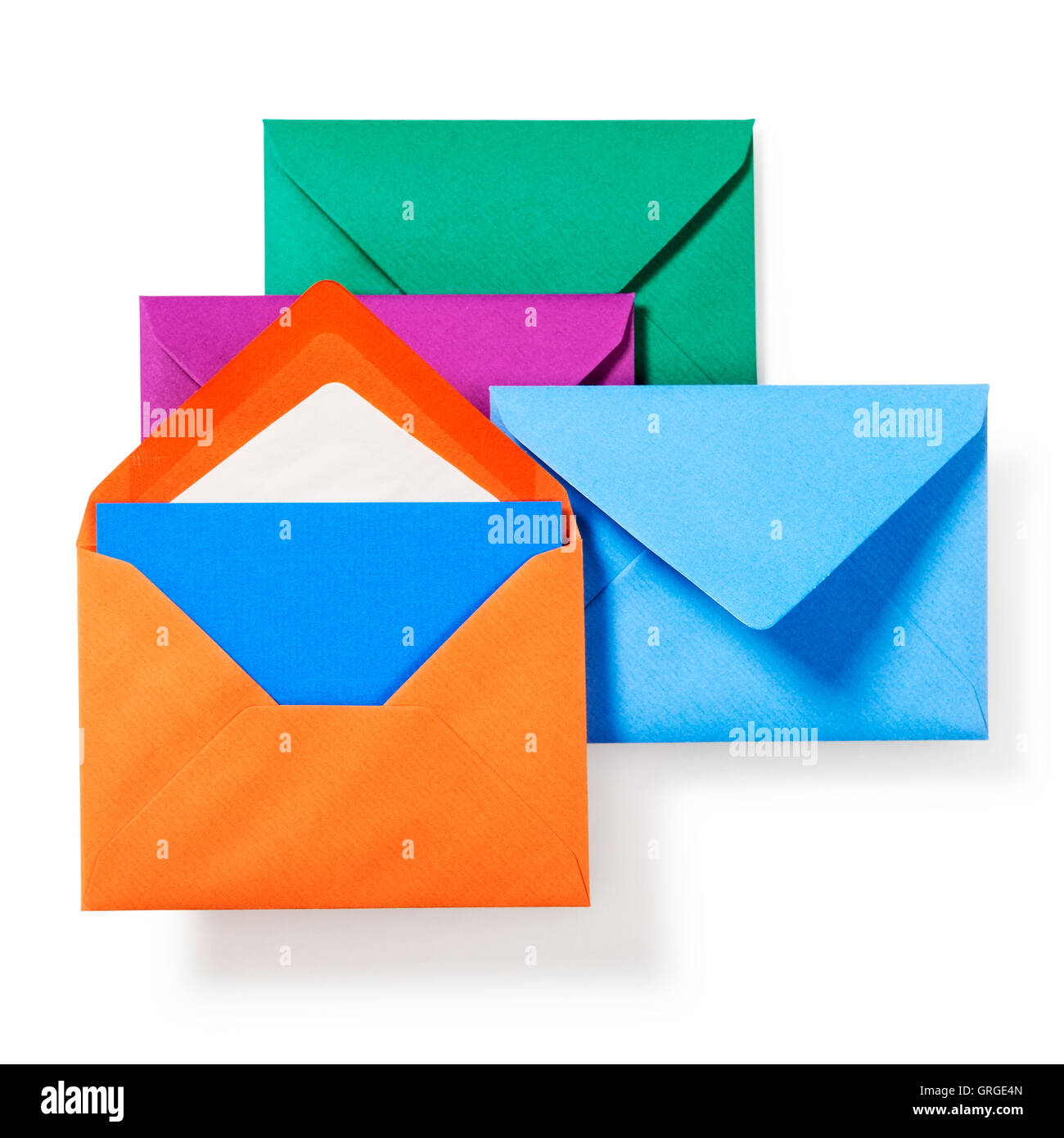 Enveloppes sur fond blanc, chemin de détourage inclus. L'enveloppe orange bleu avec carte de vœux. Couleurs d'automne. Vue d'en haut Banque D'Images