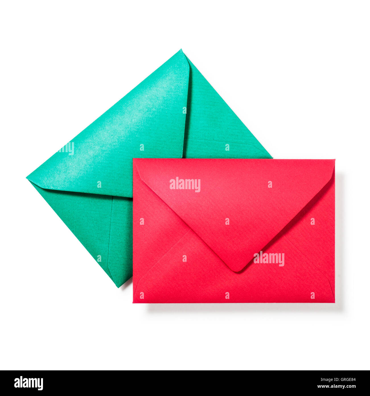 Enveloppes vert et rouge isolé sur fond blanc. Deux objets avec chemin de détourage. Haut de la vue, télévision lay Banque D'Images