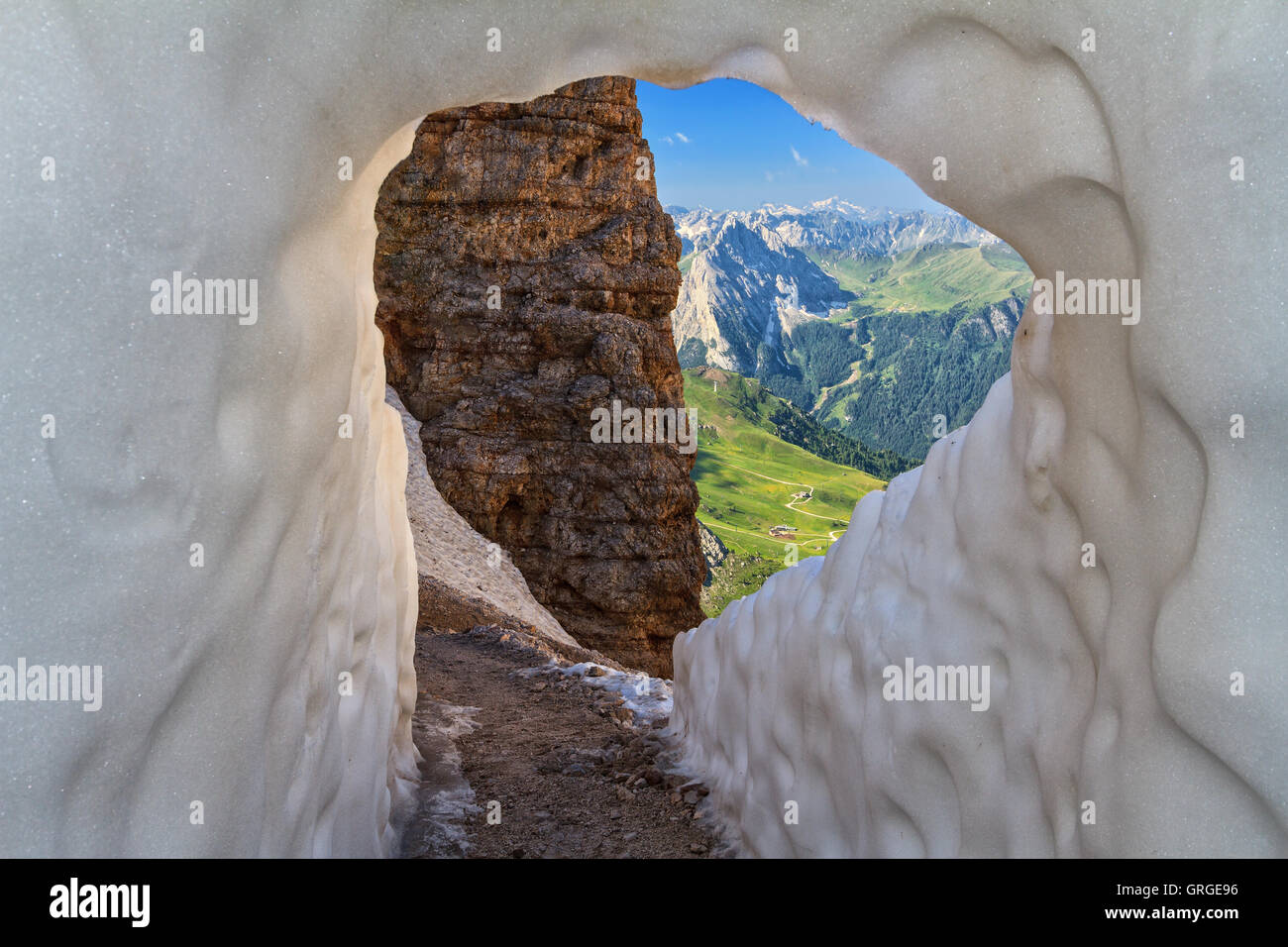 Tunnel de glace dans le Sass Pordoi pass, sur fond de Vallée de Fassa Banque D'Images